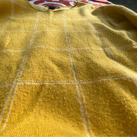 Tahari Yellow Checkered Sweatshirt size small top - Picture 5 of 10